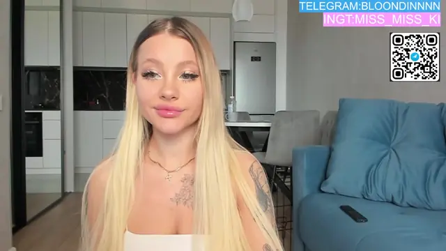 Patricia_bloom - Blonde tatouée et jouets dans son salon