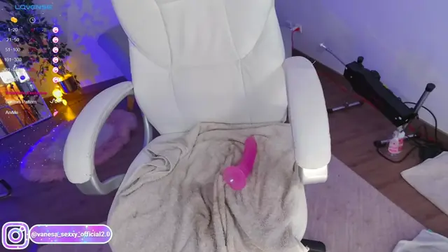 Vanessa_sexxy - Blonde tatouée s'offre un plaisir anal avec un jouet rose